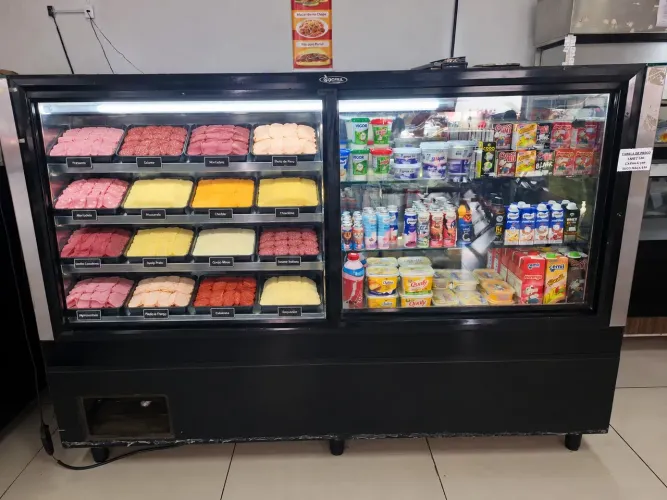 Expositor de frios fatiados e lacticínios