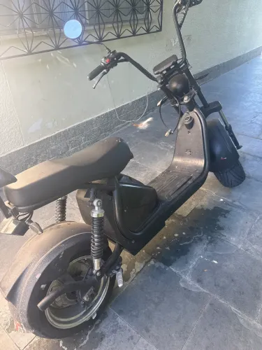 Moto Elétrica com sinais de uso e pneu traseiro esvaziando