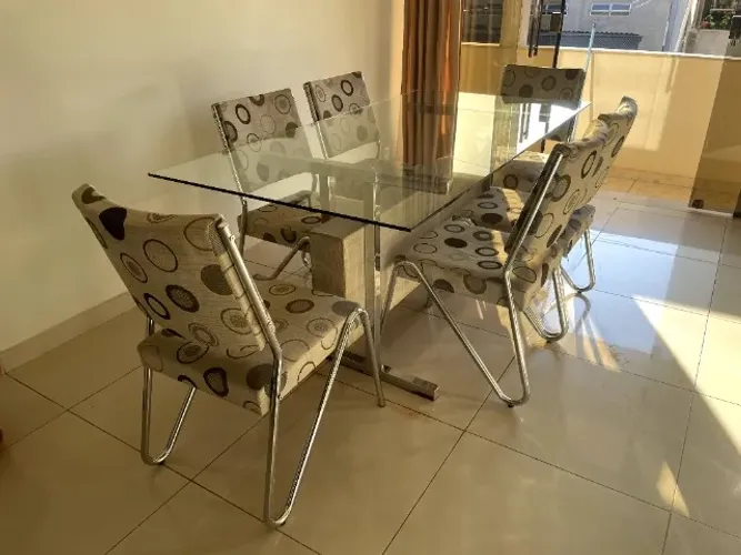 Jogo de mesa de vidro com 6 cadeiras