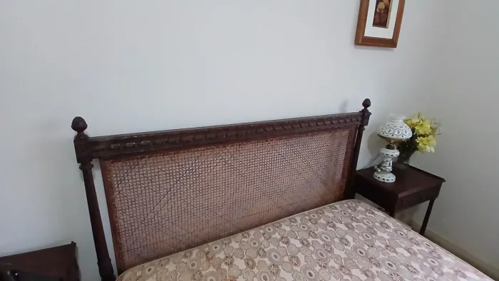 Cama antiga(colchão a parte)
