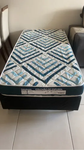 Cama solteiro base + colchão novos, com nota fiscal e garantia.