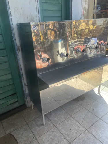 Bebedouro industrial com 5 torneiras