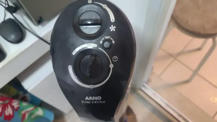 Ventilador vertical Arno Eole infinit Preto e silencioso