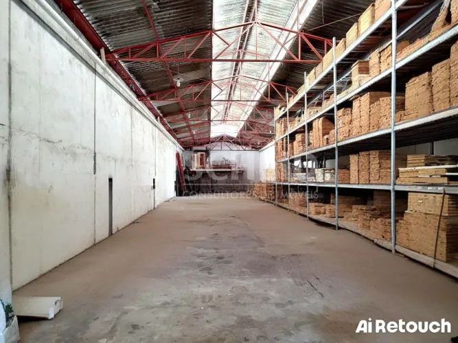 Galpão para locação de 600,00m² útil, com 5 salas na Vila Santa Catarina.
