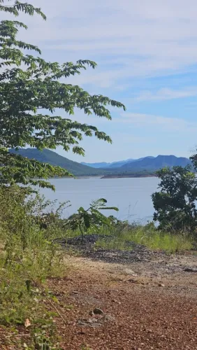 Vende se dois lotes na beira do lago