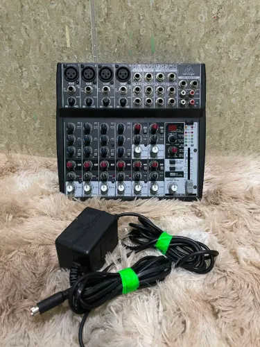 Mesa de som Behringer 1202 efeitos de voz