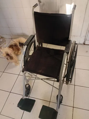 Cadeira de rodas semi nova  so chama no WhatsApp *