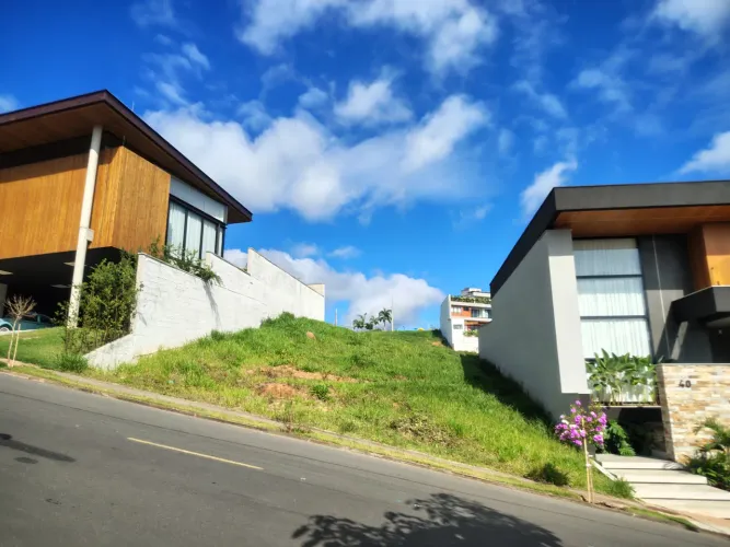 Terreno com projeto aprovado em condomínio fechado para venda
