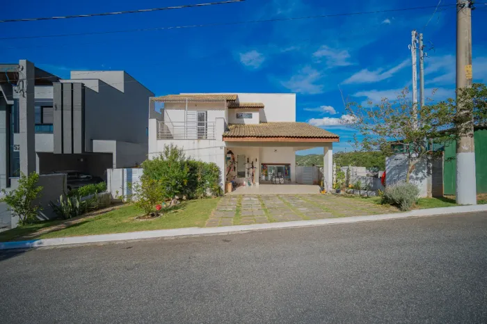 Casa em condomínio para venda com 3 quartos, sendo 1 suíte, 272m²