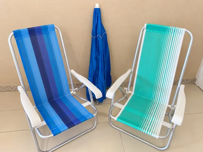 Kit com 2 cadeiras de sol reclináveis + guarda sol grande