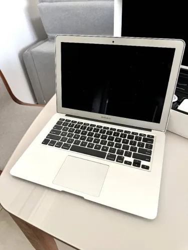 Macbook Air 2017 - 13' na caixa sem detalhes