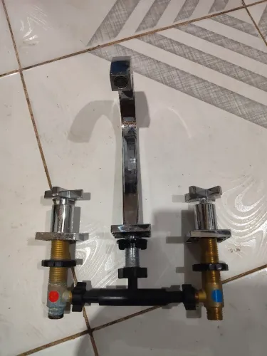 Vende-se Torneira celite bica alta monocomando