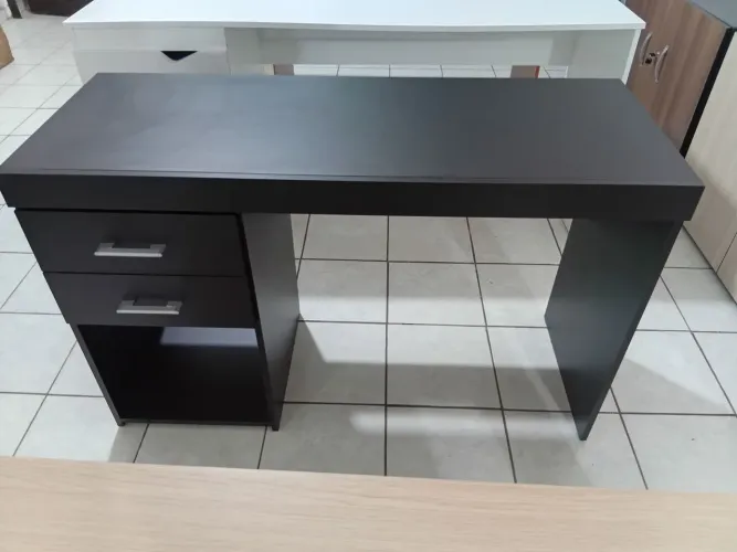 Mesa com 2 gavetas na cor preta