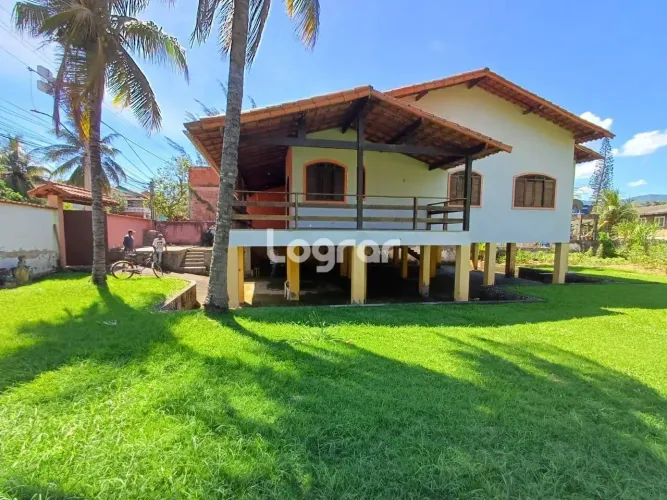 Imobiliária Lograr vende maravilhosa residência em Ponta Negra, com amplo terreno de 500m²
