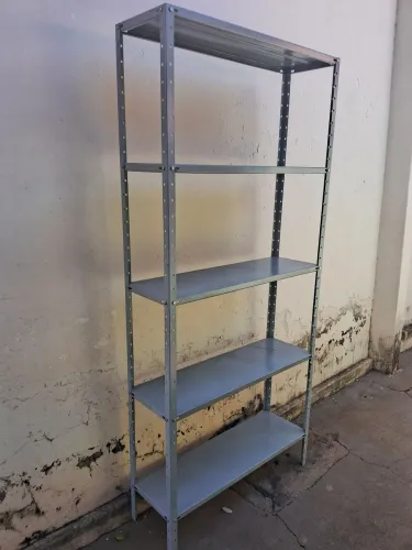 Prateleiras de aço