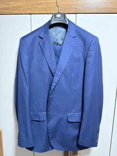 TERNO AZUL TRÊS PEÇAS VIA VENETO, SEMI-NOVO, TAM. 52 MÉDIO