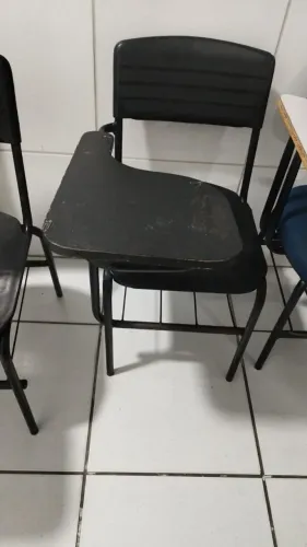 Vendo umas cadeiras e bancada de escola