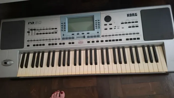 Teclado KORG PA 50 POR 1.000,00 FALTA TOMADA PARA LIGAR