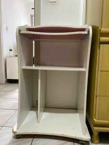 Mesa de computador alta com prateleira 