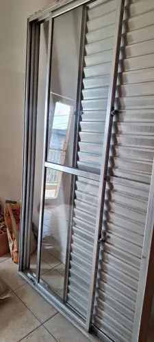 Porta Balcão de Alumínio Veneziana 2,10x1,20m com Vidro - Ótimo Estado