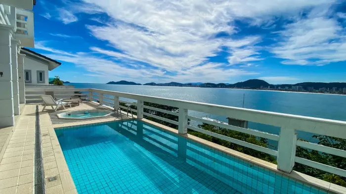 Casa à venda no condomínio Península na praia da Enseada.