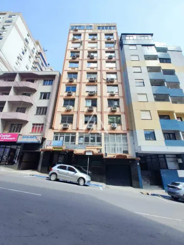 SALA COMERCIAL AÉREA PARA LOCAÇÃO NO CENTRO COM 05 SALAS, 03 BANHEIROS, COZINHA, SALA DE R