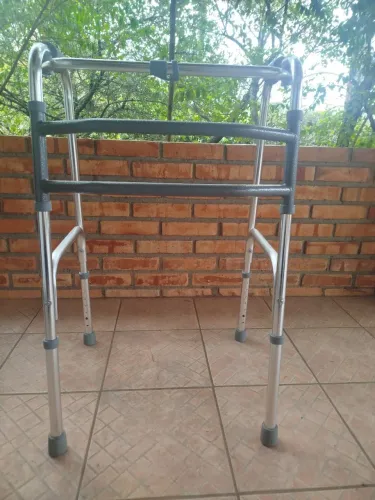 Andador para idosos e enfermos em perfeito estado.