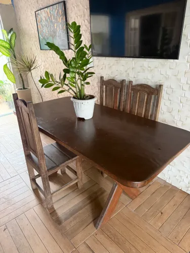 Jogo de mesa com 6 cadeiras de madeira maciça