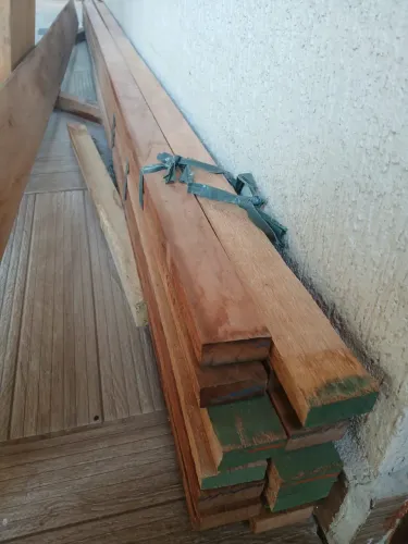 14 ripas de madeira de 3m Dimensões: 2 x 5 cm