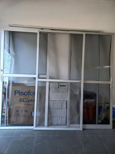 Porta balcao de vidro com mosquiteiro 