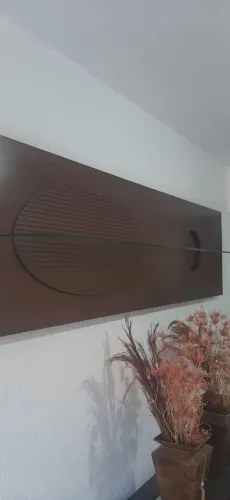 Aparador com painel de madeira maciça top 