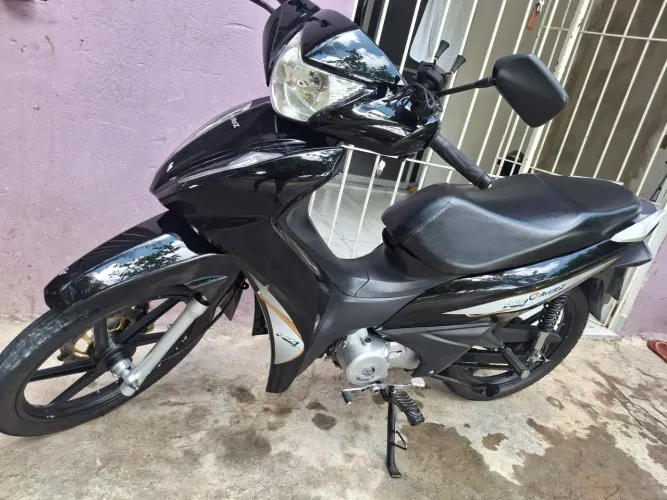 Moto toda revisada, única dona, pneus em bom estado e toda conservada.