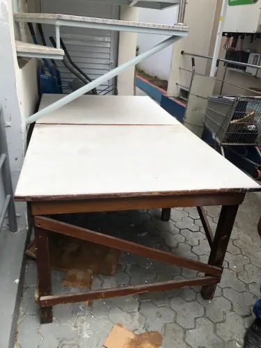 Mesa quadrada para trabalho em carpintaria ou serralheiria