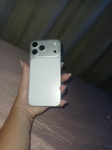 Celular 17 pro Max usado menos de 1 mês