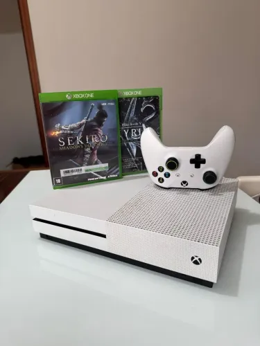 Xbox One S 500 GB + Sekiro + Skyrim