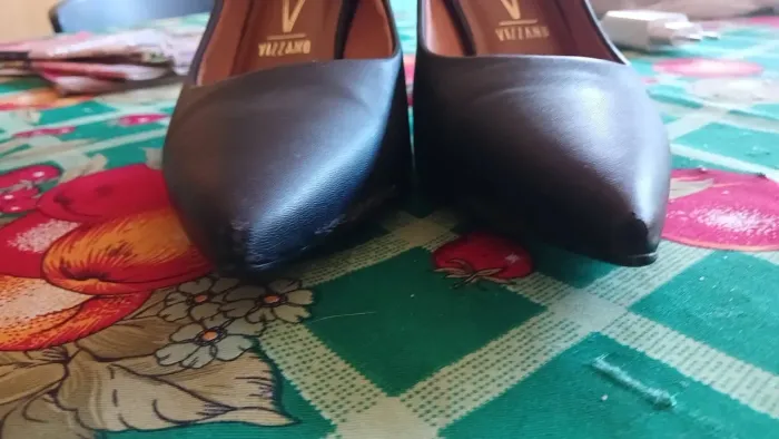 Vendo salto scarpin número 39 ele só está com esse defeito na frente só foi usado uma vez