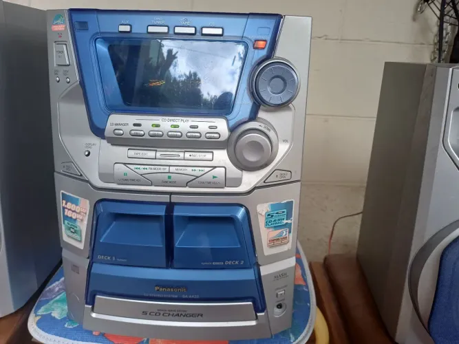 vendo um som usado panasonic antigo para 05 CDs. E vem com 01 caixa com 30cds.