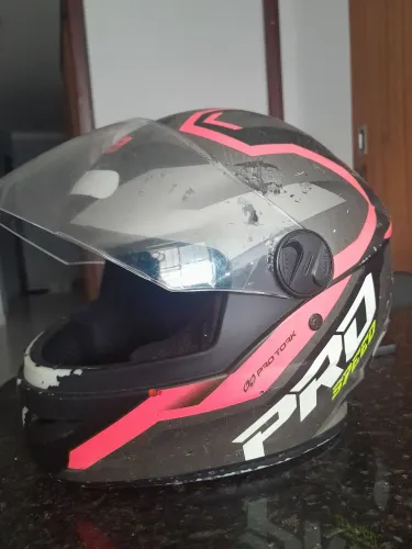 Capacete feminino. A parte interna está perfeita e sem odor