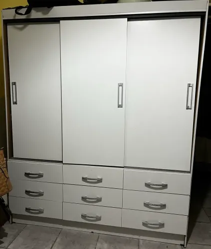 Armário com 3 Portas e 9 Gavetas