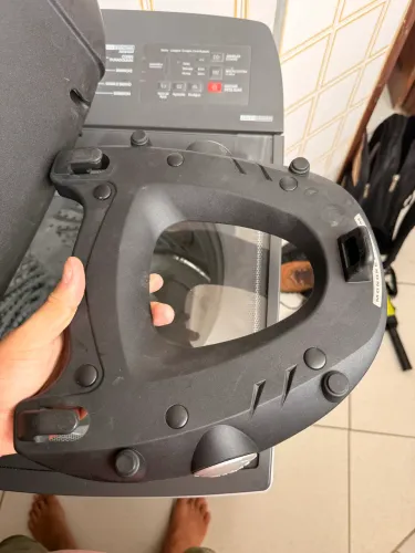 Baú givi v47 com grelha, estofamento interno e encosto de passageiro