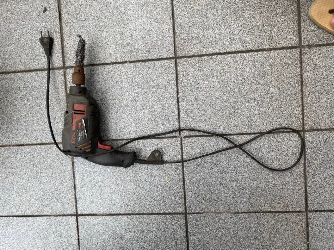 furadeira elétrica Skil com escova de aço acoplada