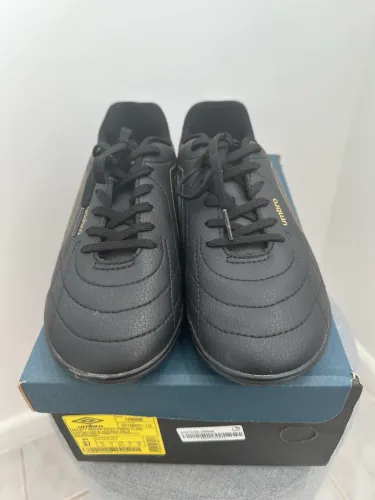 Chuteira Umbro Society Preta/Dourado 37