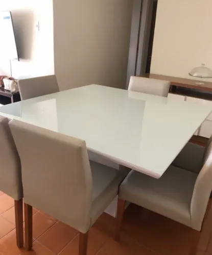 Vendo conjunto de mesa com 6 cadeiras