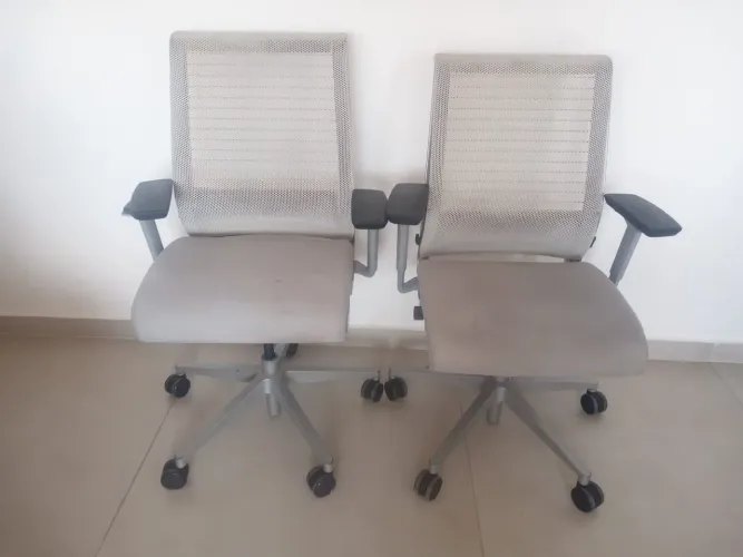 par de cadeiras steelcase cinza