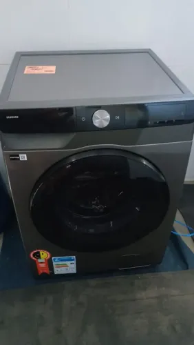Máquina de lavar roupa lava e seca