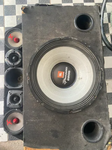 Caixa de som automotivo