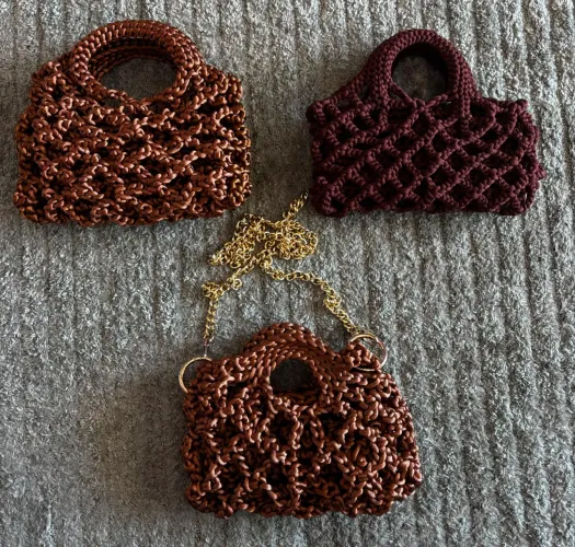 Bolsa pequena artesanal de crochê feita à mão