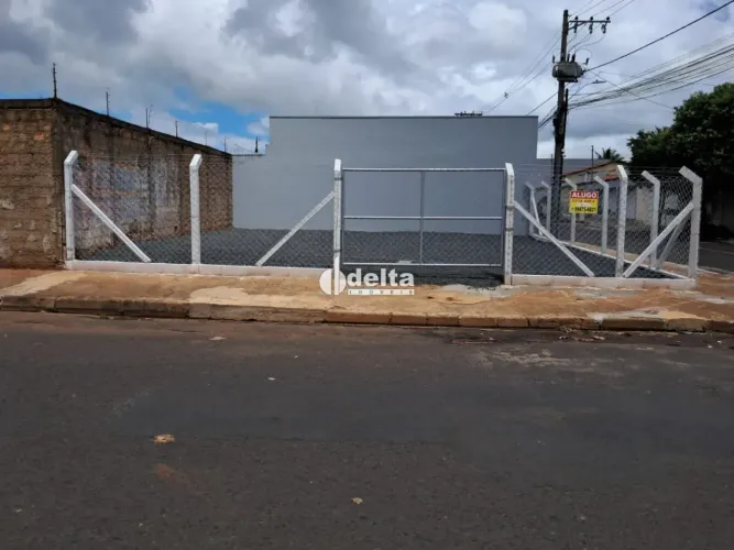 Casa residencial com 5 suítes disponível para venda no bairro Minas Gerais em Uberlândia-M
