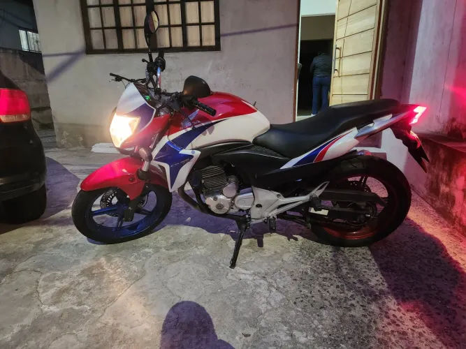 Vende - se CB300 2014