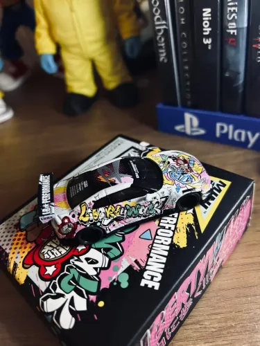 Mini GT #244 do Nissan GT-R (R35) Type 2 "LBWK Kuma Graffiti